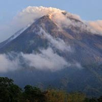 Mahasiswa Sumenep Salat Ghaib Korban Merapi dan Tsunami