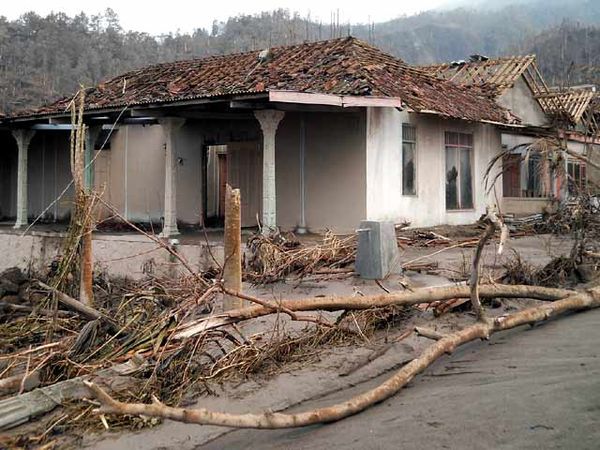 Kawasan Kinahrejo Masih Porak-poranda
