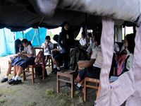 Belajar di Tenda Darurat
