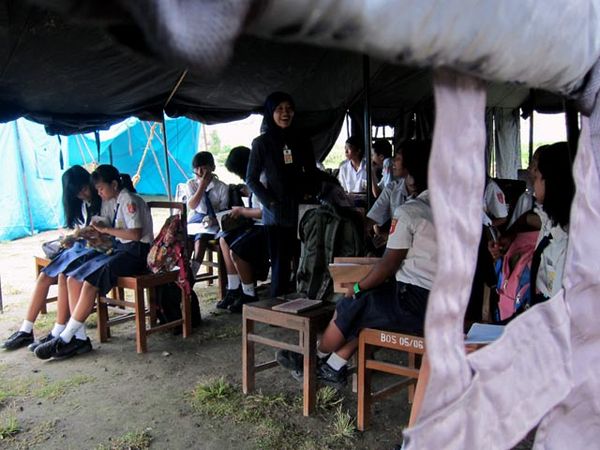 Belajar di Tenda Darurat