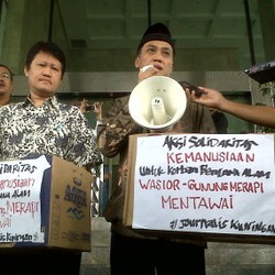 Pimpinan KPK Menyumbang untuk Korban Merapi dan Mentawai