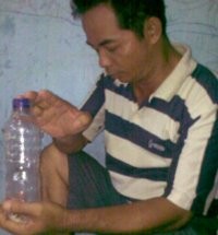 Hendak Lihat Tuyul, Warga Pelototi Botol Kosong