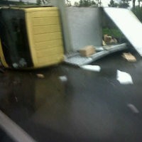 Mobil Boks Terguling, 4 Mobil Kecelakaan Beruntun di Tol Kopo