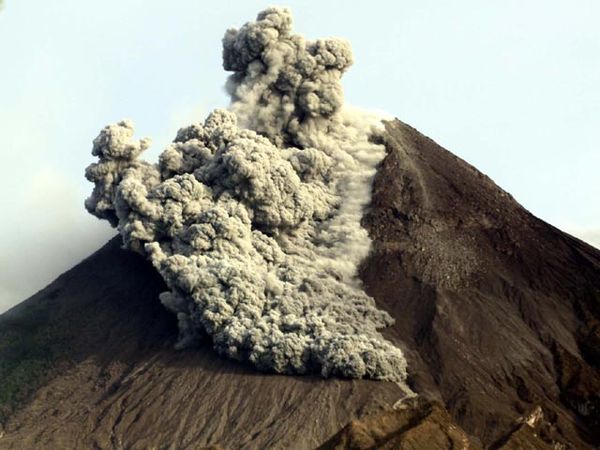 Merapi Keluarkan Wedhus Gembel