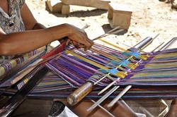 Pengarajin Tenun Ikat Tradisional di Desa Maubesi