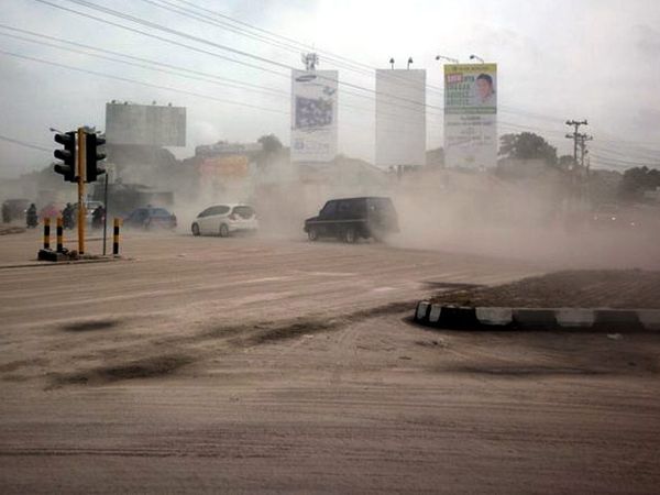Abu Merapi Selimuti Yogyakarta