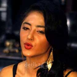 Dewi Persik Nangis Dituding Tidak Profesional