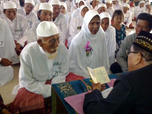 98 Pasangan Pengantin Dinikahkan Massal