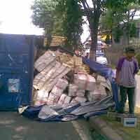 Truk Muat Buku Terguling, Jalur Pandaan-Malang Merambat