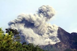 Awan Panas Merapi Lompati Bukit Kendil, Warga Klaten Panik Berlarian