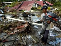 Mengais Harta Benda Sisa Tsunami