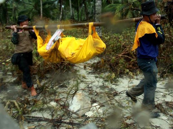 Mencari Korban Tsunami Mentawai