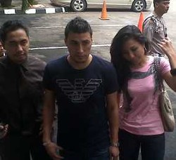 Dituduh Mengeroyok, Emma Waroka Boyong 4 Saksi