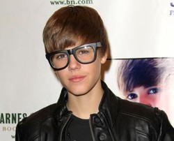 Justin Bieber Ciptakan Parfum Berbentuk Kalung