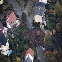 Lubang Besar Menganga di Kawasan Pemukiman Jerman, Rumah-rumah Dikosongkan