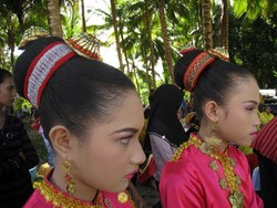 Bermesraan di Depan Publik dengan Kabuenga