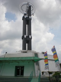 Hati-Hati dengan Tugu Khatulistiwa 