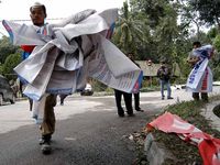 Atribut Parpol & Ormas di Sekitar Merapi Diturunkan