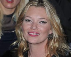 Kate Moss Tak Putus Hubungan dengan Pemilik Topshop