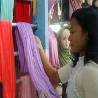 Musim Haji, Pedagang Pakaian Muslim Diserbu Pembeli