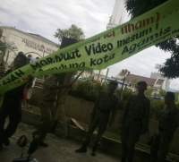 Spanduk Mengecam Ariel di Pendopo Diturunkan