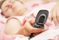 Tidur dengan Ponsel Menyala Bikin Anak Hiperaktif