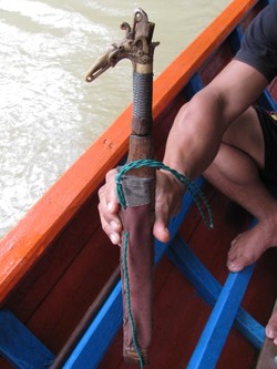 Mandau Tanduk Rusa Berharga Jutaan