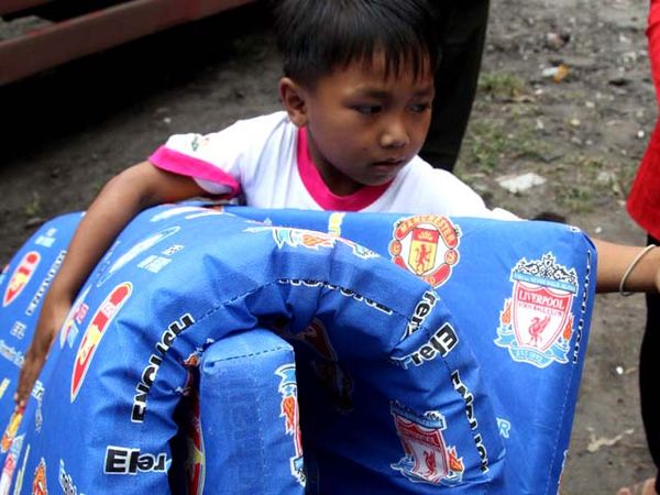 Pengungsi Merapi Dapat Bantuan Kasur