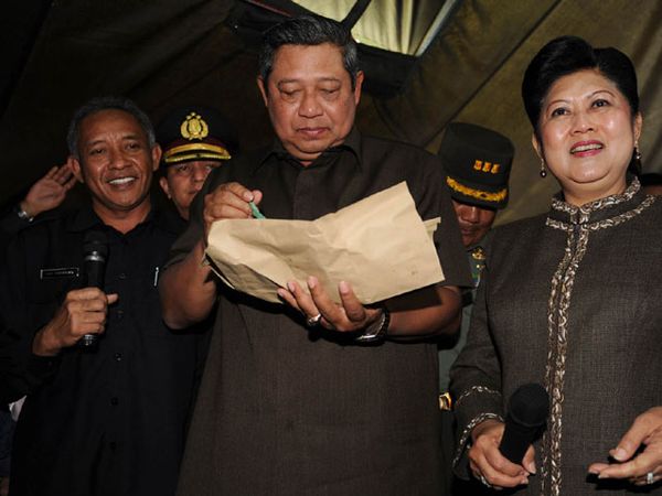 SBY Cicipi Nasi Bungkus Pengungsi