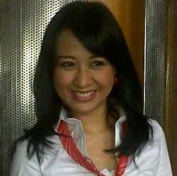 Astrid Bergaya Etnik di Album Rinto Harahap