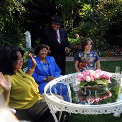 Beredar Foto Oprah Winfrey Bareng Anak-anak Michael Jackson