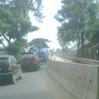 Beton Pemisah Hambat Lalu Lintas dari Kamal ke Bandara Cengkareng 