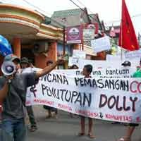 Warga Dolly Aksi Tolak Penutupan & Pemasangan CCTV di Lokalisasi