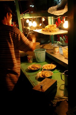 Gerobak Kaki Lima di Depan Pantai Losari