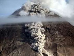  Pengungsi Membludak di Posko Cangkringan, Bau Belerang Menyengat