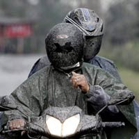 Jalanan Licin Akibat Hujan Abu, Banyak Pemotor di Magelang Terpeleset