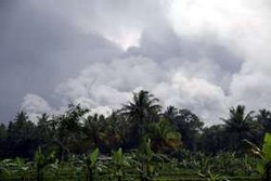 Tertutup Debu, Mobil Carry Terguling di Magelang