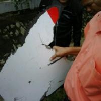 Masyarakat Ramai Tonton Jatuhnya Serpihan Qantas di Batam Center