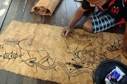 Menyapu Kuas di Atas Kulit Kayu