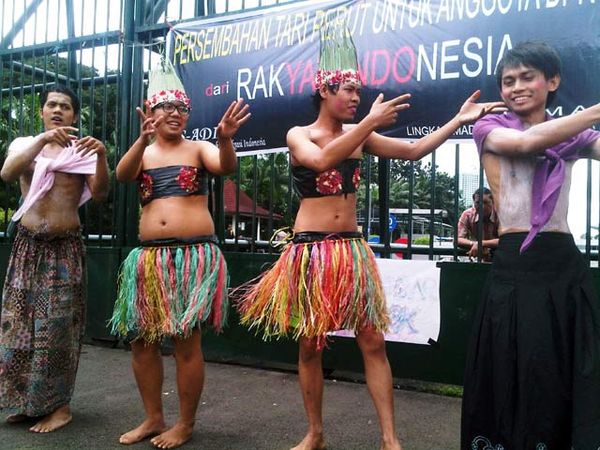 Tari Perut untuk Anggota DPR