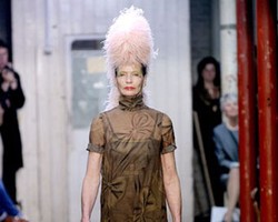 Wanita Tua Jadi Model Untuk Giles Deacon