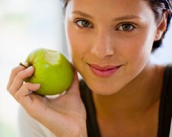 Angkat Sel Kulit Mati dengan Masker Apel