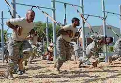 Perut Ramping dengan Alat Latihan Suspensi ala Tentara 