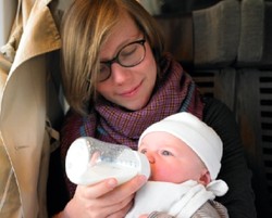 5 Panduan Memberikan Susu Botol Pada Bayi 