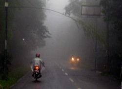 Tetap Bermasker, Ratusan Pengungsi Merapi Salat Jumat di Stadion Maguwoharjo