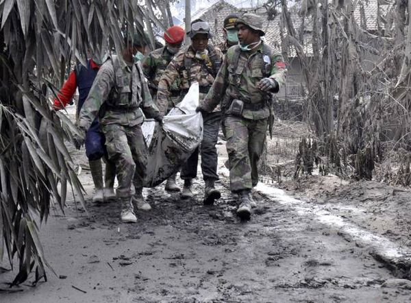 Evakuasi Korban Tewas Merapi