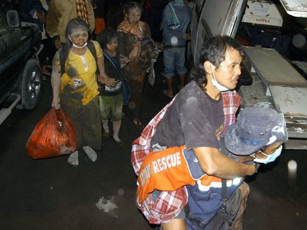 Tiba di Posko, Pengungsi Mandi Abu