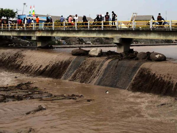 Banjir Lahar di Kali Code Jadi Tontonan