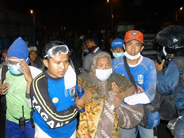 Evakuasi Besar-besaran Pengungsi Merapi