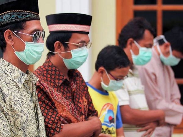 Salat Jumat di Tengah Hujan Abu